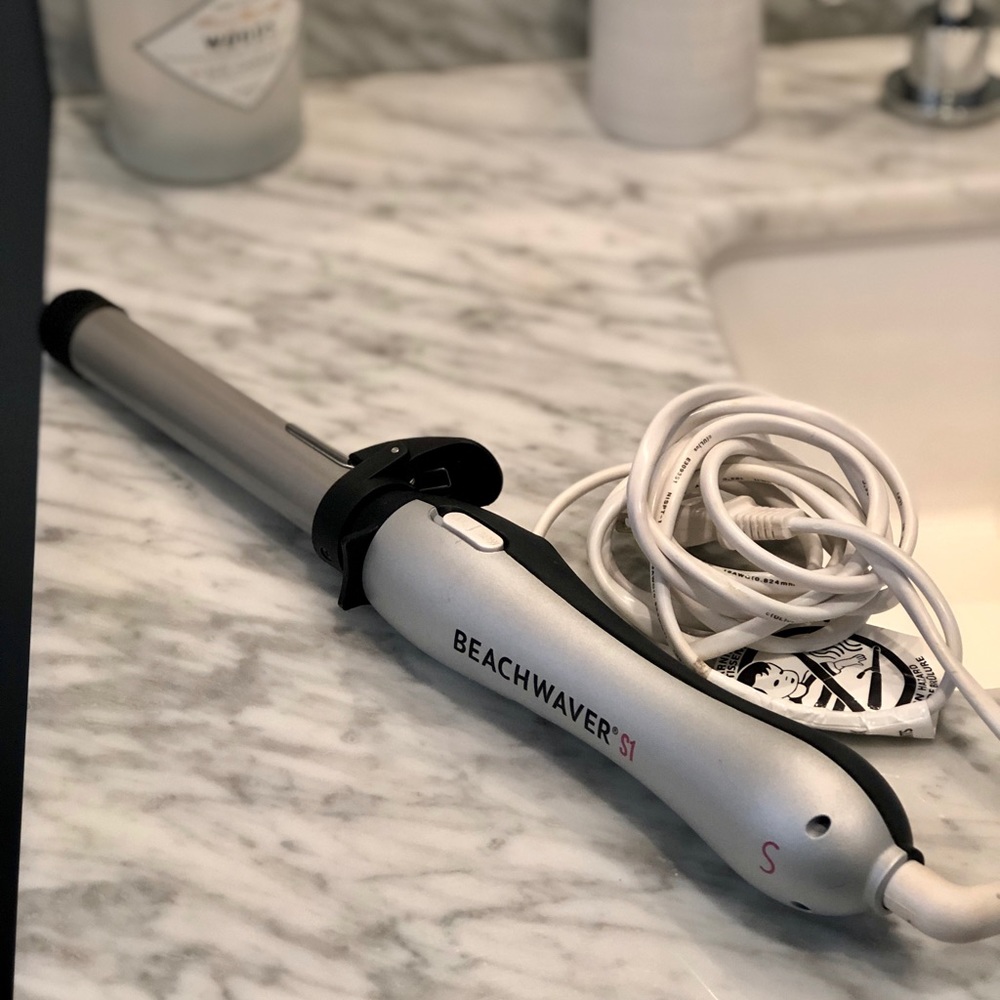 Beachwaver S1 rotating curling iron. Barely used!